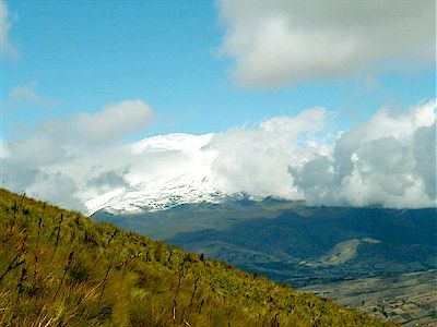 Volc�n Caymbe desde los p�ramos del volc�n Cubilche, lamentablemente es dif�cil hacer tomas del volc�n sin nubes debido a que este absorve gran parte de la humedad que viene del oriente amaz�nico.
