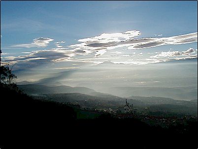 Silueta del volc�n Cayambe al amanecer en Quito, son los primeros rayos de sol en la sierra y con esta clase de luz se pueden realizar excelentes tomas de nuestros volcanes.
