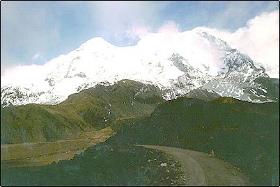 Camino al Cayambe, para llegar aqu� se requiere un veh�culo con tracci�n y con red de cadenas en las llantas para avanzar sin problemas. Aunque se puede llegar en casi cualquier auto dej�ndolo un poco mas abajo y continuar a pie hasta el refugio, donde se puede preparar alimentos y pernoctar si se desea, cuenta con un bar, electricidad, agua, letrinas e incluso yo compr� unos libros a los guardias que viven all�.
