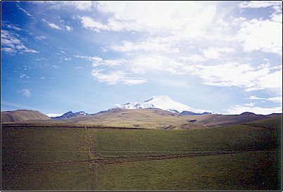 Esta es otra vista del Cayambe en el p�ramo, afortunadamente el Cayambe y los p�ramos que lo rodean son parte de la reserva Cayambe-Coca, reserva que alberga variadas formas de vida animal y vegetal.
