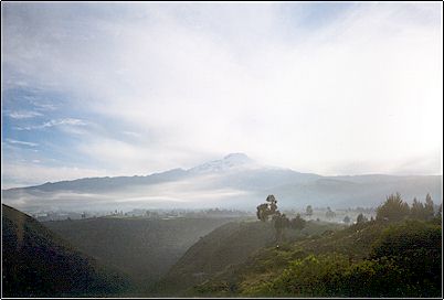 Volc�n Cayambe en la madrugada, alguien me dijo que esta foto podr�a ganar un concurso, (el original se ve un poco mejor) la foto sali� con algunos segundos de exposici�n y algo movida porque me qued� un poco paralizado y temblaba del fr�o... respectivamente.
