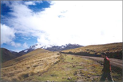 Vista del Cayambe desde el p�ramo que lo rodea, a pesar del fr�o, el p�ramo es un lugar donde uno se puede broncear debido a que la atm�sfera es mas tenue y por sobre todo se encuentra en la l�nea equinoccial donde los rayos caen directamente, si visitan nuestras monta�as no duden en llevar bloqueador y gafas con protecci�n ultravioleta.
