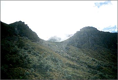 Formaci�n de rocas en el volc�n Cayambe, el peque�o riachuelo que se aprecia transcurre sobre los restos de una morrena glacial prehist�rica, la relativa facilidad de acceso y los incre�bles paisajes que pueden admirarse hacen del Cayambe un lugar que hay que visitar.
