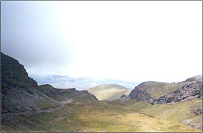 Valle glaciar del Cayambe, estos peque�os valles glaciares abundan en las faldas de este volc�n. Se ha pensado en crear un centro de deportes de invierno en el Cayambe, algunos visitantes de este sitio no est�n de acuerdo, yo no estoy muy seguro. Al paso que vamos nos quedaremos sin glaciares por el calentamiento global y quiz� lo mas �ptimo en un futuro ser� instalar un club campestre ;-)
