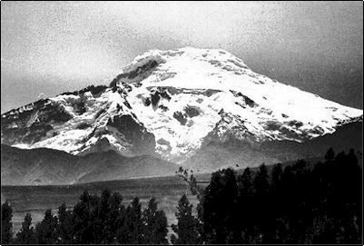 Volc�n Cayambe en escala de grises, aqu� se aprecia con claridad lo que parecen ser restos de una antigua caldera bastante destruida, la �ltima erupci�n de este volc�n parece haber ocurrido hace 600 a�os, por lo que se considera activo.
