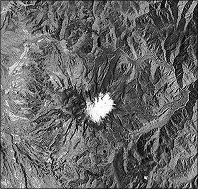 Vista a�rea del volc�n Cayambe, este presenta varias cimas, muchas quebradas y valles glaciares que ahora se han convertido en tierras pantanosas, en la parte inferior derecha de la imagen se aprecia las nieves del Saraurco, una monta�a no volc�nica poco conocida.
