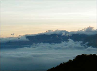 Este es el Cayambe al amanecer visto desde el volc�n Pasochoa desde donde se puede apreciar su lado sur apenas visible.
