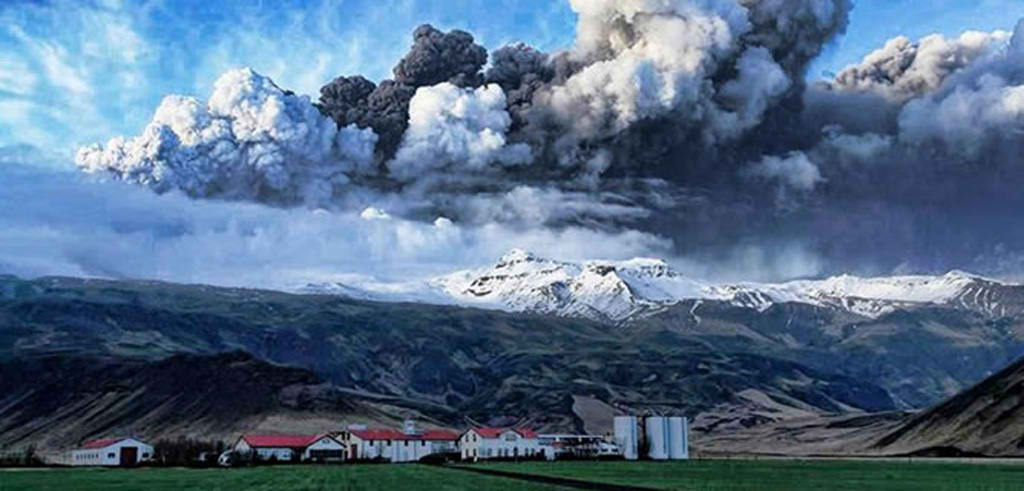 Miles de pasajeros siguen afectados por la nube de cenizas volc�nicas procedentes de Islandia que dificulta la navegaci�n a�rea en Europa. Hasta diez pa�ses han tenido que cerrar en parte o totalmente su espacio a�reo,  ya que las cenizas contienen min�sculas part�culas de cristal y roca pulverizada que pueden da�ar los motores.