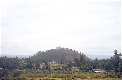 Peque�o cono de escoria en el valle de Cutuchi, cerca de este lugar se levantaban templos ind�genas, quiz� este cerrito serv�a de lugar de oraci�n, el cerro de callo parece haber sido originado por escapes de gas procedentes de los cercanos cerros de Santa Cruz un grupo de volcanes peque�os.
