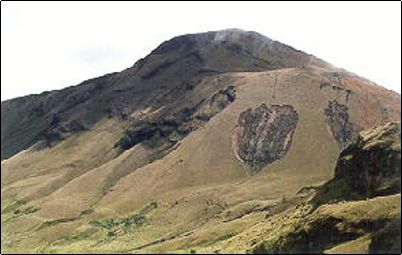 Parte de la actividad de estos volcanes se puede observar en la presencia de aguas termales en las cercan�as con contenido de azufre y en las fumarolas del domo central del cr�ter.
