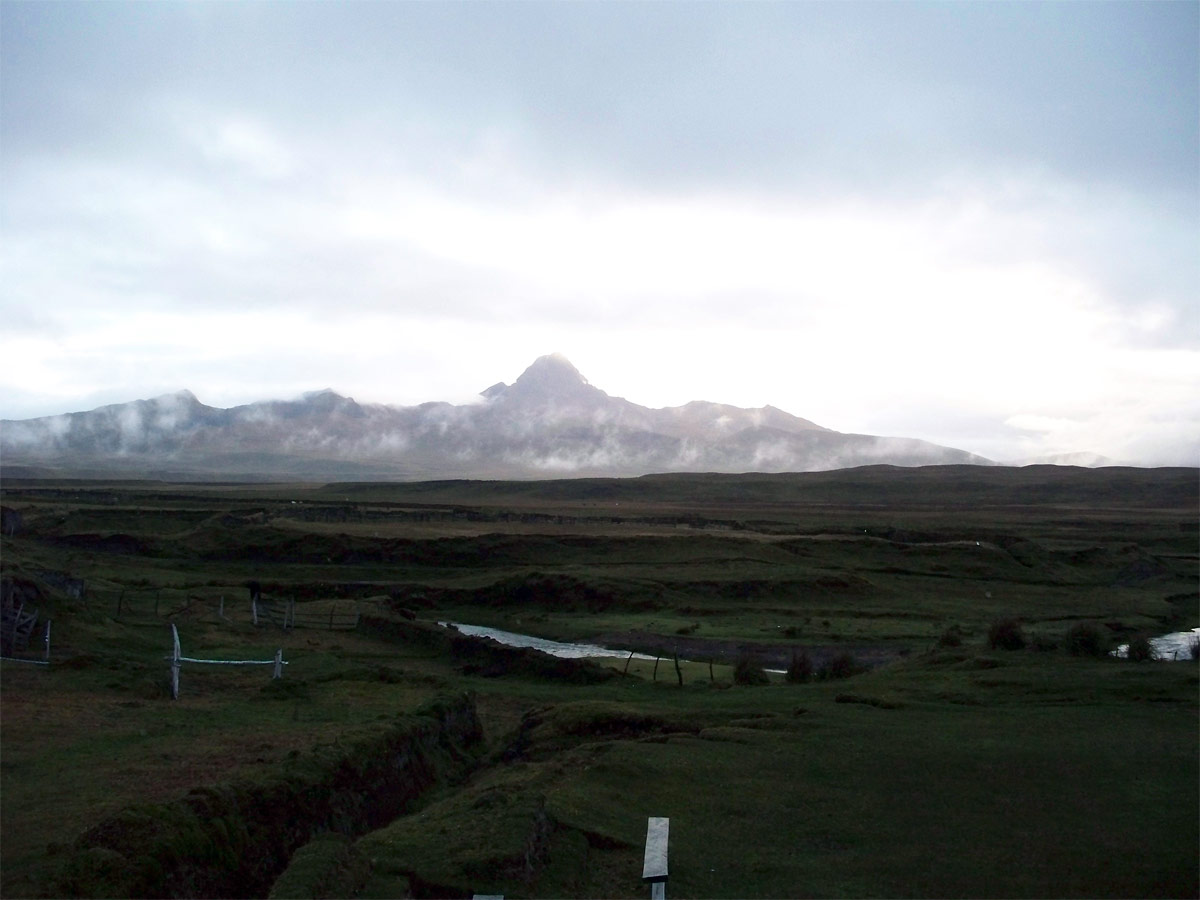 Planicies del fondo de la caldera del volc�n Chalupas, en el fondo se yergue el edificio volc�nico del Quilinda�a en el centro mismo de la caldera.