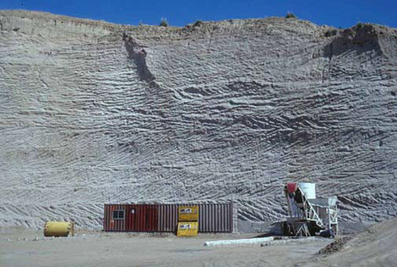 Cantera que expone los dep�sitos -enormes- de piroclastos de la caldera del volc�n Chalupas, en la imagen se expone un corte de 50 m de altura, pero otros lugares presentan un centenar de espesor de la capa de piroclastos.