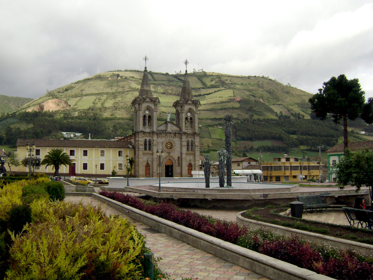 Volc�n Chaquilulo visto desde el poblado de El Angel