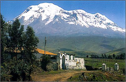 Vista del Chimborazo, el volc�n y la monta�a m�s alta de nuestro pa�s con 6.310 msnm, tambi�n es la monta�a m�s alta del mundo si la medimos desde el centro de la tierra. Esta monta�a emblem�tica y colosal se encuentra en el centro del pa�s y es tambi�n parte de nuestro Escudo Nacional. Se conoce tambi�n que es el volc�n activo mas alto del mundo de acuerdo a recientes investigaciones, el Cotopaxi ser�a el segundo volc�n activo mas alto.
