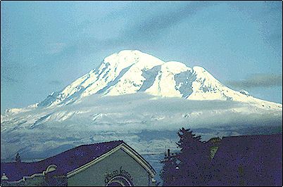 El Chimborazo de madrugada y visto por su lado oriental desde Riobamba, el Chimborazo es en realidad un doble volc�n,  en esta toma podemos apreciar el cono m�s joven y m�s grande hacia la izquierda. El cono m�s antiguo - a la derecha- se encuentra tambi�n m�s erosionado por la glaciaci�n.
