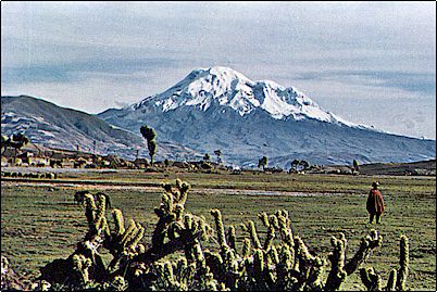 Visto desde Colta. Antiguos flujos de lava recorrieron grandes distancias represando r�os  y rellenando valles, Riobamba y Guano entre otras poblaciones se encuentran emplazadas sobre parte de estos flujos, algunos deslaves prehist�ricos asolaron tambi�n los valles aleda�os, hoy por hoy el Chimborazo no representa gran peligro.
