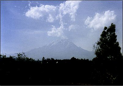 Fotografiado enm el atardecer, el Chimborazo apenas es visible en medio del aire seco del verano cargado de part�culas. Este volc�n se encuentra inactivo y hay sospechas de que estar�a volvi�ndose extinto.
