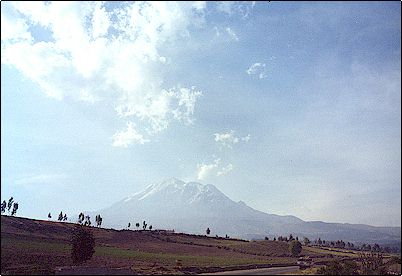 El Chimborazo en la tarde, casi invisible debido al �ngulo y la  evaporaci�n del verano. En esta ocasi�n las nieves se derritieron hasta extremos alarmantes. Otros volcanes nevados tambi�n se mostraban esa tarde con fuertes deshielos. 
