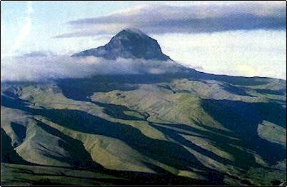 El inactivo volc�n Coraz�n ubicado en la Cordillera Occidental ha sido profundamente erosionado por glaciares y otros agentes como lluvias y vientos, de el queda un pe�asco que no hay que confundirlo con un cuello volc�nico, es m�s bien parte de una caldera que ha sido reducida a una profunda quebrada.
