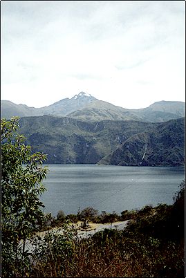 Vista del Cotacachi con la laguna de Cuicocha, existen algunos otros centros eruptivos contempor�neos de estos. Las aguas del volc�n Cuicocha provienen de los deshielos del Cotacachi.
