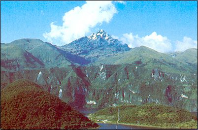 Volc�n Cotacachi desde la laguna de Cuicocha, ambos volcanes Cotacachi y Cuicocha pertenecen a un mismo magmatismo, el Cotacachi es la parte mas vieja del mismo y ha sido profundamente erosionado por los glaciares del pleistoceno.
