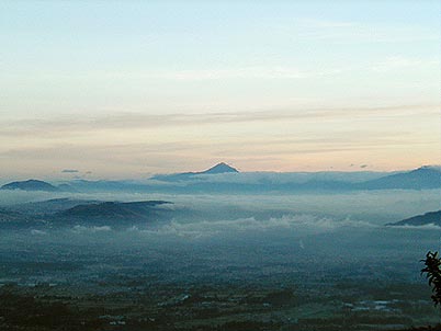 Aqu� de nuevo ofrecemos al Cotacachi en el horizonte, a primera vista parece un volc�n activo y sim�trico, pero no hay que enga�arse: el Cotacachi en un volc�n bastante erosionado y pe�ascoso dividido en dos grandes cimas 
