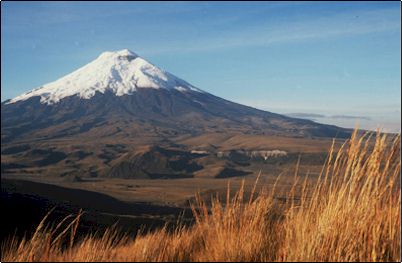 Definitivamente el Cotopaxi es uno de los volcanes mas hermosos de nuestro pa�s y tambi�n del mundo. Los amontonamientos que se aprecian en esta foto son restos de un gran deslizamiento prehist�rico quiz� un colapso del flanco del volc�n.
