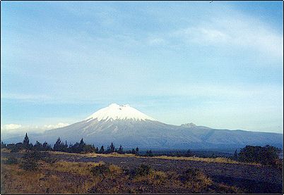 El Cotopaxi en una tarde despejada, a su lado el peque�o Morurco, intensas erupciones en los �ltimos milenios han formado el cono cai perfecto de este volc�n, en una de las erupciones del siglo XVIII la ceniza fue tan densa que deposit� una capa de cerca de un metro de grosor en las cercan�as.
