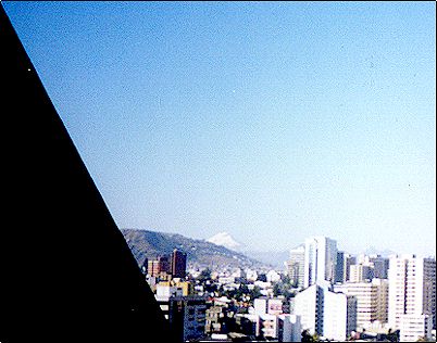 Quito y el Cotopaxi, desde los altos edificios y las partes altas de la ciudad se puede tener una vista �nica de algunos volcanes de la sierra norte. Muchos extranjeros decidieron hacer sus vidas aqu� en parte por los cautivantes paisajes que Quito ofrece.
