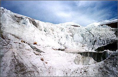 Glaciares del Cotopaxi, lenta pero inexorablemente los glaciares han empezado a tallar profundas grietas y quebradas en los flancos, hay evidencia de que en las eras glaciares, estos  bajaron hasta los 3.000 msnm. mientras hoy se ubican a los 4.500 - 4.700 msnm.
