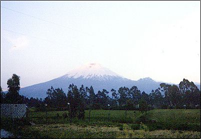 Cotopaxi visto desde el valle de Latacunga, el Morurco se ve  su derecha, los f�rtiles campos en primer plano son fruto de los lahares y cenizas descompuestas que en otros tiempos fueron expulsados por este volc�n.
