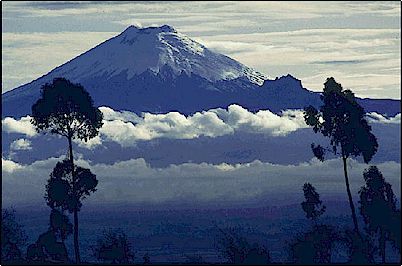 El Cotopaxi en la madrugada, a su lado se encuentra el peque�o Morurco, vestigio de un volc�n mas antiguo o mas bien la infancia del actual Cotopaxi, el Morurco es parte de una caldera pre-Cotopaxi enterrada por el actual edificio.
