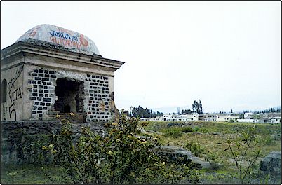 vista de la torre de la f�brica San Gabriel, restos como estos se encuentran enterrados bajo los escombros en distintos puntos de Latacunga, barrios enteros de esta ciudad fueron asolados por las repetidas erupciones del Cotopaxi..
