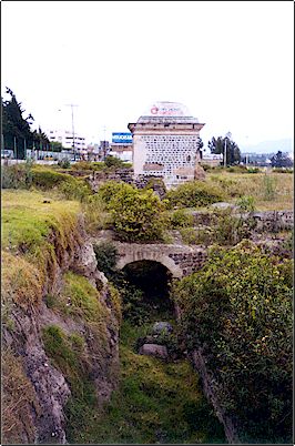 Pruebas fehacientes del poder destructivo de los flujos de lodo del Cotopaxi, Fabrica San Gabriel semienterrada por flujos de lodo el siglo pasado, pr�cticamente dentro de la ciudad de Latacunga.
