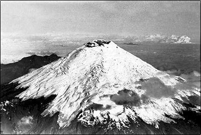 Vista a�rea del Cotopaxi, a su izquierda se aprecia la silueta del Rumi�ahui, debido a las masas de humedad provenientes del este  la mayor parte de glaciares se concentran en sus flancos orientales.
