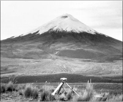 Foto en escala de grises, cerca de la cumbre se aprecia claramente la roca denominada Yana Sacha, as� como el camino tomado por el flujo de lodo de la ultima erupci�n del Cotopaxi y que desemboca en la planicie que se ve en primer plano.
