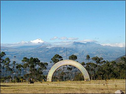 El Cotopaxi visto desde el parque Metropolitano de Quito, desde aqu� se ve tambi�n al Pasochoa a su izquierda y apenas visible tras este el Rumi�ahui.
