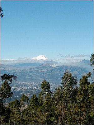 El Cotopaxi en una ma�ana despejada de verano, a pesar de verse tan lejos el Cotopaxi se encuentra peligrosamente cerca de m�ltiples urbes como Latacunga y Sangolqu�, de hecho estas ciudades est�n construidas sobre flujos de lodo de erupciones pasadas.
