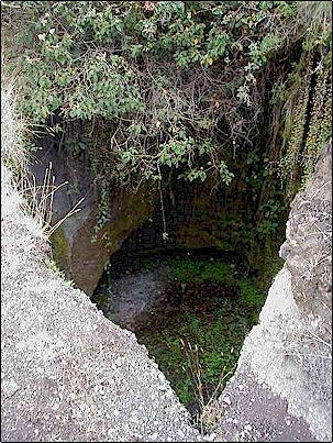 En las laderas del volc�n Cubilche existen algunas minas para obtener materiales de construcci�n hoy abandonadas y grutas naturales como esta que se constituyen como refugio de variadas especies animales y  vegetales.
