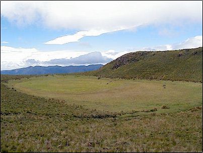 Este es el segundo cr�ter del Cubilche que encontr�, junto a este y muy pr�ximo hab�a otro cr�ter, este est� en la parte suroriental de la cima y desemboca ladera abajo hacia el sector de Rumipamba, parece que en a�os anteriores hab�a aqu� una peque�a laguna que fue desecada para uso agr�cola a juzgar por un canal apenas visible en esta foto.
