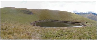 Este es el cr�ter m�s grande y el que tiene la laguna crat�rica. La laguna no presenta la coloraci�n amarillenta de las calderas activas sin embargo las laderas no presentan erosi�n y ladera abajo hay abundantes dep�sitos pirocl�sticos, este volc�n parece haber estado activo hace poco tiempo, �sus �ltimas erupciones ser�an apenas prehist�ricas?
