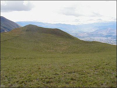 Esta hondonada es al parecer un quinto punto de emisi�n y quiz� sea el m�s antiguo, este se ubica hacia el oriente de la cima del Cubilche, la peque�a colina que se mira aqu� ser�a parte de las paredes de este cr�ter. 
