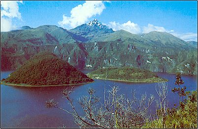 El volc�n Cuicocha es una gran caldera con un lago de aguas cristalinas en su interior, dentro del mismo se encuentran varios domos volc�nicos formando islotes as� como un domo en el filo de la caldera denominado tambi�n Cuicocha. El volc�n Cotacachi se ve hacia el fondo.
