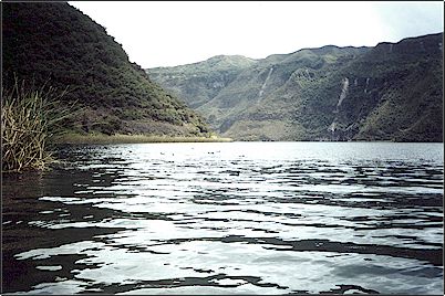 Otra vista del lago, la profundidad del Cuicocha es de por lo menos 300 metros, aunque podr�a sobrepasar f�cilmente los 500 metros, se ha dicho que el lago no tiene fondo, bueno, esto es un poco descabellado pero ciertamente el lago es bastante profundo pero tranquilo. 
