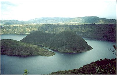 Vista de las dos islas mientras un bote se acerca al canal, el paisaje es sorprendente, en el lugar habitan osos de anteojos, cervicabras, pumas de monte y m�ltiples especies de aves y peque�os reptiles.
