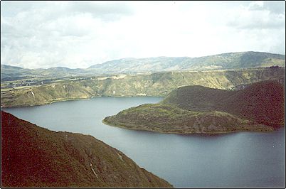 Lado sur de la laguna, desde aqu� se puede distinguir el suave relieve del volc�n, las islas y en la parte inferior izquierda de la foto parte del domo Cuicocha, el mas grande y antiguo de este volc�n.
