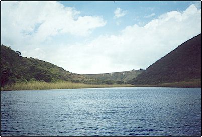 El canal del Ensue�o desde un bote, este volc�n se considera activo, en partes de la laguna la temperatura se eleva ligeramente y adem�s exhala gases subterr�neos. Ambos fen�menos se pueden avistar contratando botes que existen en la orilla.
