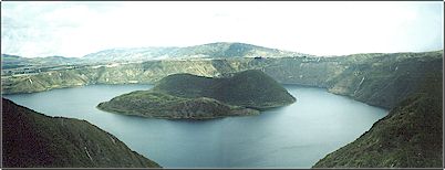 En esta imagen se puede apreciar la caldera del volc�n las islas Yerovi y Wolf, el canal del Ensue�o que las separa y el domo Cuicocha parcialmente hacia la derecha. Se puede apreciar tambi�n el relieve suavemente inclinado de la caldera hacia el sureste.
