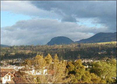 El peque�o Cunrru visto desde la ciudad de Ibarra en una tarde de sol, hacia la derecha se ve parte del volc�n Pangaladera.
