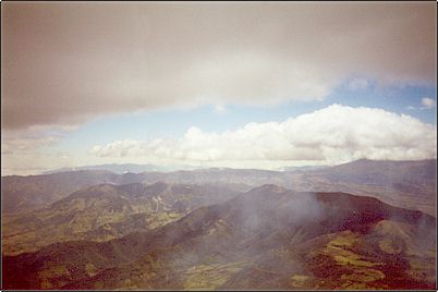 Esta es la caldera erosionada del volc�n Cushnirumi, restos de un volc�n bastante viejo, esta foto fue tomada desde la cumbre del Fuya-Fuya una de las cimas del volc�n Mojanda. Atr�s hacia la izquierda del Cushnirumi se encuentra otra formaci�n volc�nica de la misma antig�edad e igual de extinta. Este �ltimo se denomina Pirufo.
